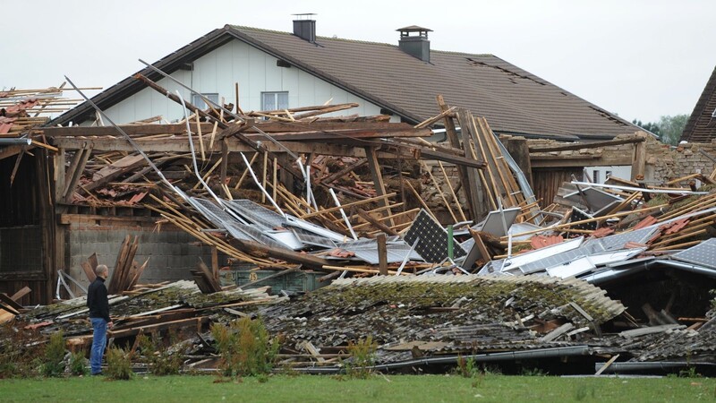 Trümmer eines völlig zerstörten Gebäudes liegen am 14. Juli 2011 in Sautorn (Niederbayern) vor einem Haus. Unwetterschäden können für Hausbesitzer dem GDV und dem DWD zufolge ganz schön teuer werden.