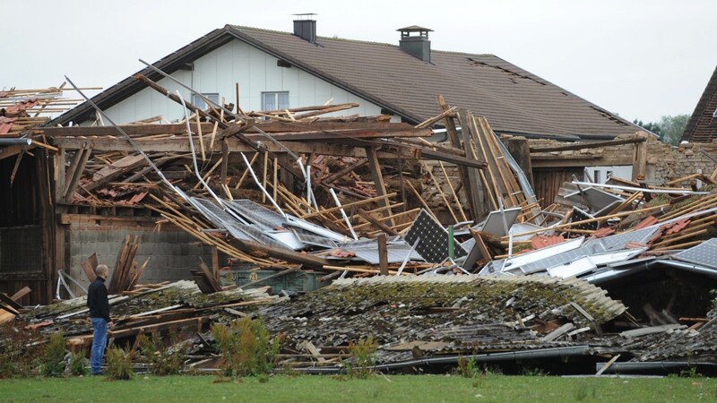 Trümmer eines völlig zerstörten Gebäudes liegen am 14. Juli 2011 in Sautorn (Niederbayern) vor einem Haus. Unwetterschäden können für Hausbesitzer dem GDV und dem DWD zufolge ganz schön teuer werden.