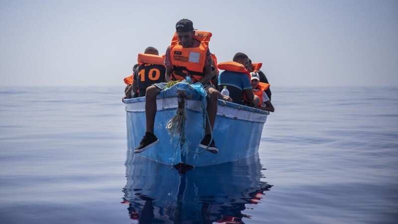 Mutmaßliche Migranten sitzen in einem Boot und warten auf Hilfe unweit der Insel Lampedusa. Eine einheitlich europäische Asylpolitik gibt es noch immer nicht.