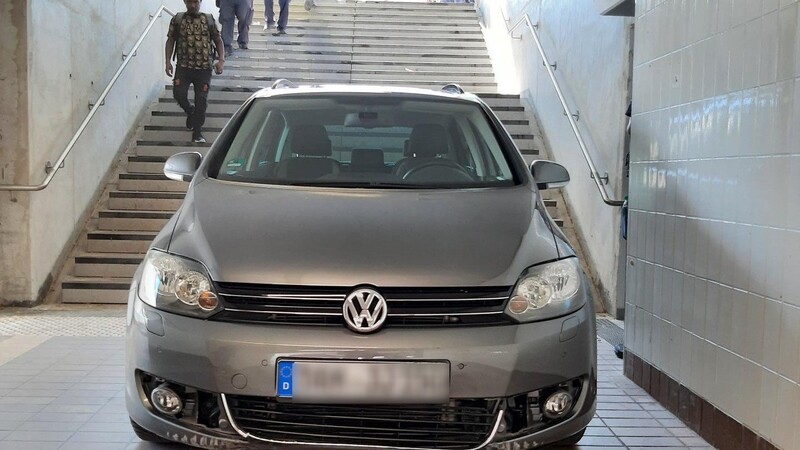 Ein 86-Jähriger ist am Bahnhof in Allach mit seinem Auto die Treppe hinuntergefahren.