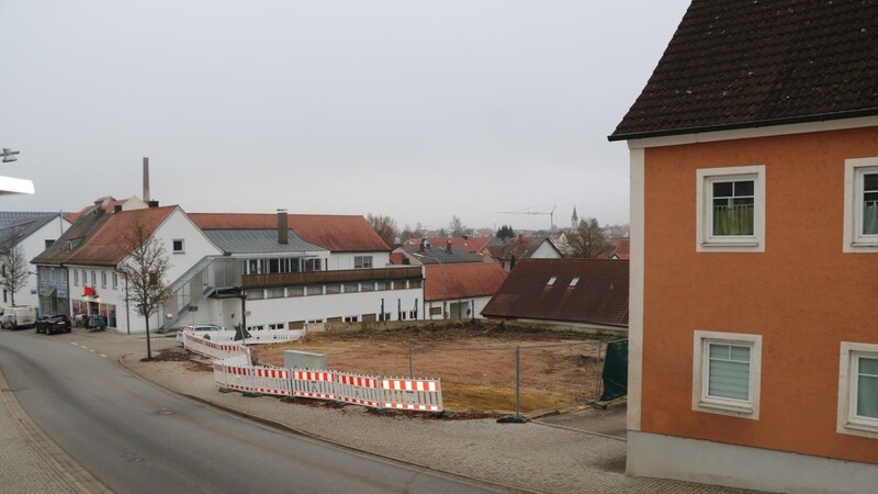 Im Ortskern gibt es noch viele Grundstücke, die bebaut werden könnten. Hier an der Hauptstraße sollen neue Wohnungen entstehen.