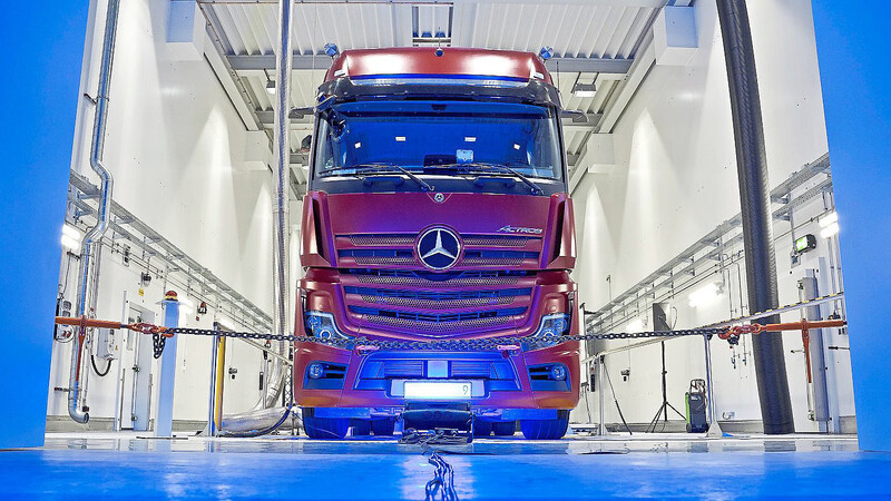 Ein Lastwagen steht auf dem Rollenprüfstand im Mercedes-Benz-Werk Wörth am Rhein. Daimler will zusammen mit Volvo Brennstoffzellen für Lkws und Busse   entwickeln und produzieren .