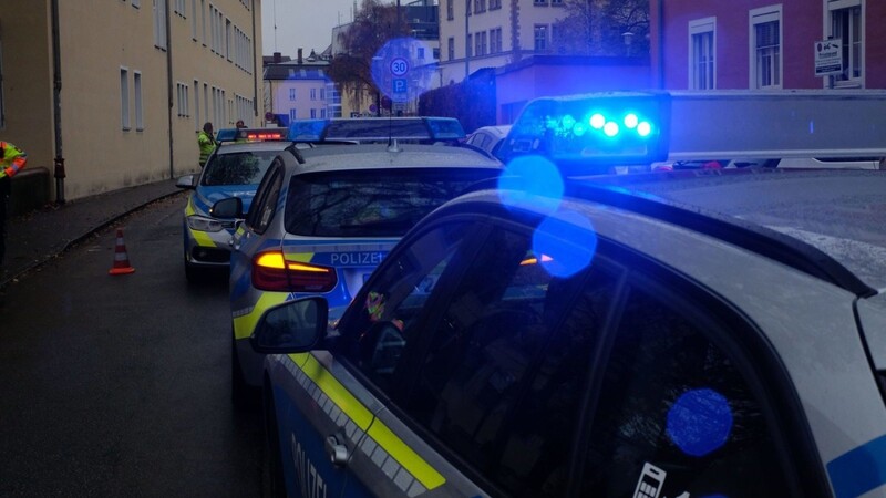 Wegen einer Bombendrohung ist derzeit das Gebiet um die Berufsschule in der Pestalozzistraße in Straubing gesperrt.