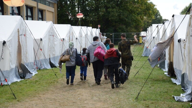 im Wartelager für Flüchtlinge in der Gäubodenkaserne läuft alles organisiert ab