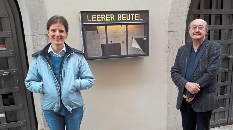 Winfried Freisleben und Pauline Freisinger, die beiden Gastgeber der Marktschwärmerei Regensburg, vor dem Restaurant Leerer Beutel, wo die Verteilungsabende stattfinden werden.