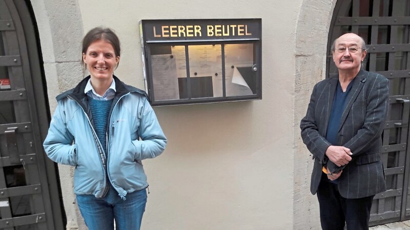 Winfried Freisleben und Pauline Freisinger, die beiden Gastgeber der Marktschwärmerei Regensburg, vor dem Restaurant Leerer Beutel, wo die Verteilungsabende stattfinden werden.
