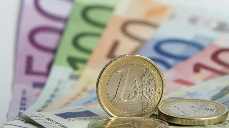 Euro-Banknoten und Münzen.