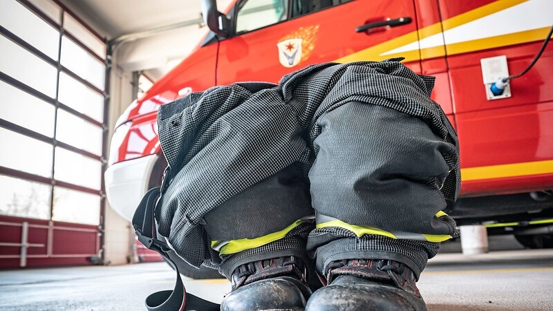 Schuhe und Hose stehen parat: Beim Einsatz muss der Feuerwehrler nur noch reinspringen. Doch springen genug Feuerwehrmitglieder in ihre Einsatzausrüstung? Die Frage beantwortet der Feuerwehrbedarfsplan.