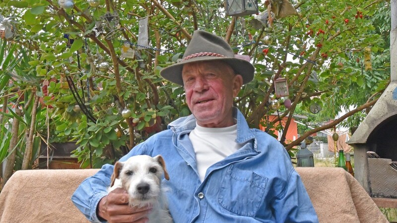 Siegfried Feiertag und sein Hund Tyson vor seinem Lieblingsort im eigenen Garten: seinem Wunschbaum. Im Moment wünscht sich der 62-Jährige nichts sehnlicher, als ein neues Zuhause. Denn er und Tyson müssen ihre aktuelle Bleibe bis spätestens 1. Oktober verlassen haben.