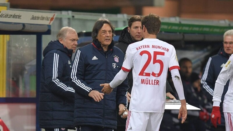 Ein Bild mit Seltenheitswert: Dr. Hans Wilhelm Mueller Wohlfahrt (2. v. l.) im Gespräch mit Bayerns Thomas Müller während der Pokalpartie gegen den SC Paderborn in der Saison 2017/2018.