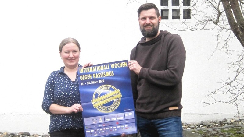 KJR-Geschäftsführerin Anna Wagner und Kommunaler Jugendpfleger Dirk Reichel mit dem offiziellen Werbeplakat der Aktionswochen.