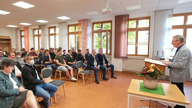 Josef Groß (rechts), Leiter des Amtes für Ernährung, Landwirtschaft und Forsten Deggendorf-Straubing, eröffnete das diesjährige Wintersemester der Landwirtschaftsschule Straubing.