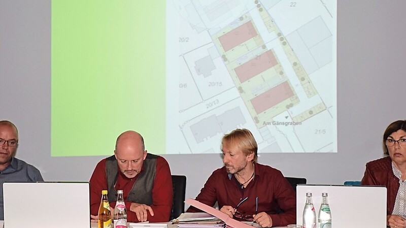 In der ersten Sitzung nach der Sommerpause hatten sich Bürgermeister Andreas Strauß (zweiter von links) zusammen mit dem Marktrat im öffentlichen Sitzungsteil in erster Linie mit Bebauungsplänen zu befassen.