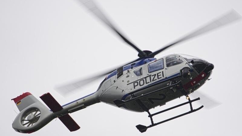 Die Polizei suchte bei Rottenburg unter anderem mit einem Hubschrauber nach fünf Personen, die vor einer Polizeikontrolle geflohen waren. (Symbolbild)