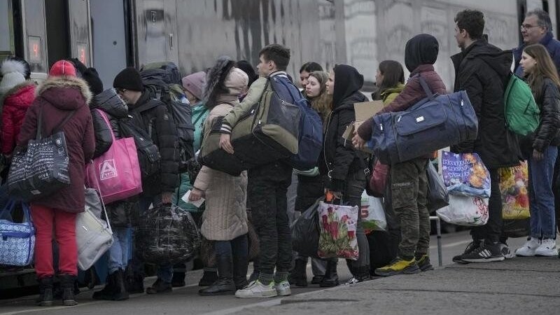 Menschen steigen auf einem Bahnsteig in Kramatorsk in der Region Donezk in der Ostukraine in einen Zug nach Kiew.