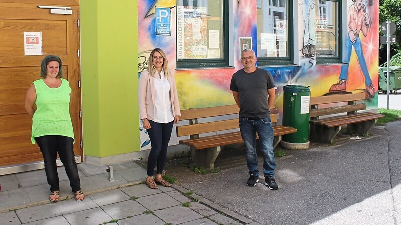 Sozialarbeiterin Carmen Zuhmann (von links), Bürgermeisterin Sibylle Entwistle und Stadtjugendpfleger Herbert Dressler vor dem Jugendzentrum.