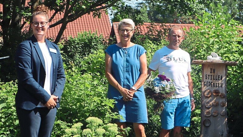 Für die gelungene Neugestaltung der Gedenkecke bedankte sich Heimleiterin Agnieszka Walczok bei dem Ehepaar Sylvia und Gerhard Frank (v.l.) mit einem Blumenstrauß.