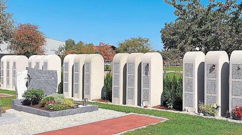 Am neuen Standort im östlichen Bereich des Friedhofs befinden sich jetzt insgesamt 15 Stelen für Urnenbestattungen.