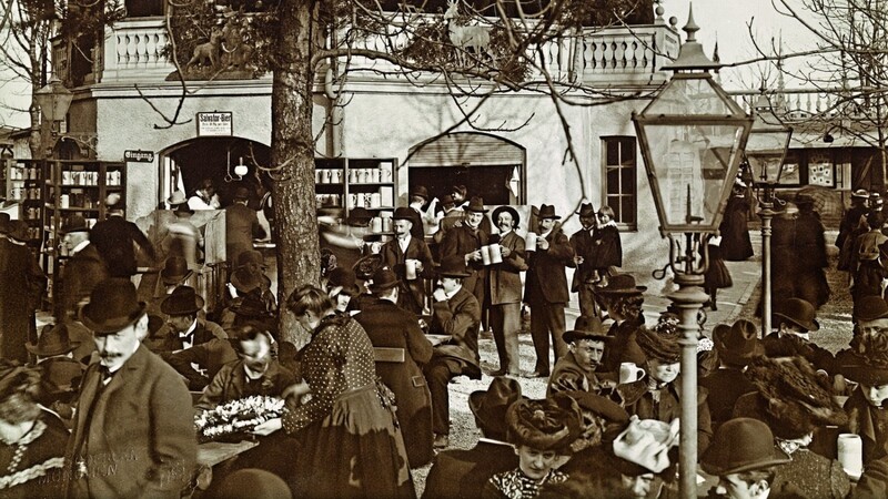 Ein Prosit der Gemütlichkeit, dieses Foto aus dem Kellergarten entstand im Jahr 1903.