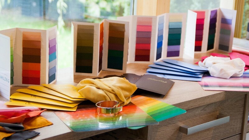 Für jeden Farbtyp gibt es einen Fächer mit allen passenden Farbbeispielen.