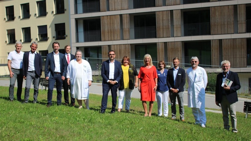 Vertreter des Klinikums Wartenberg tauschten sich mit Bayerns Gesundheitsminister Klaus Holetschek (6.v.l.) und weiteren Politikern aus.