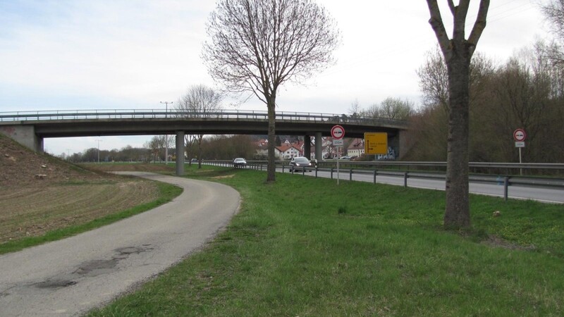 Die B 11-Brücke bei Viecht wird am letzten September-Wochenende abgebrochen, deshalb muss die Bundesstraße vom 27. bis 30. September in diesem Bereich komplett gesperrt werden.