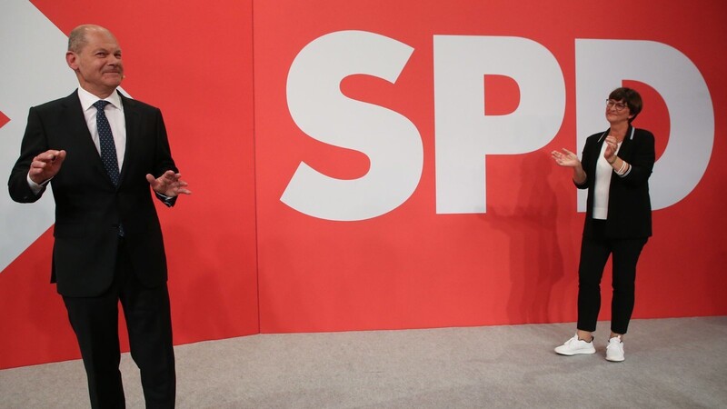 Olaf Scholz, Finanzminister und SPD-Kanzlerkandidat, gestikuliert während der Wahlparty im Willy-Brandt-Haus.