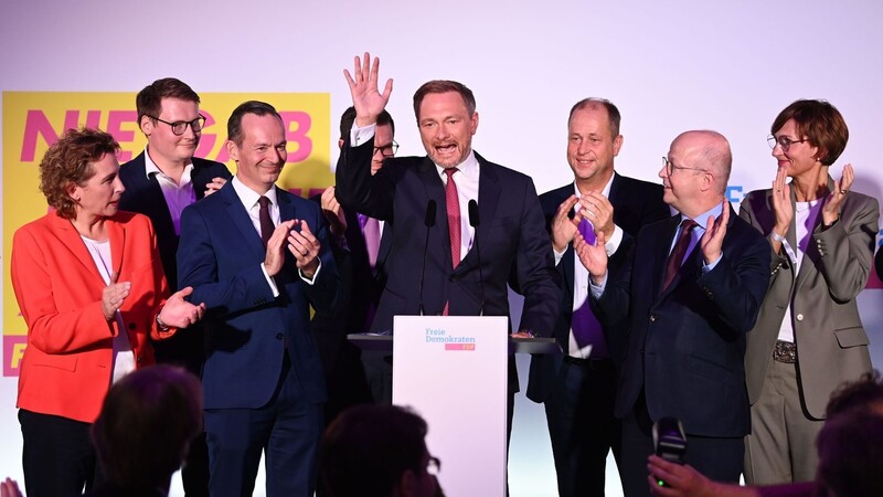 Christian Lindner (M), FDP-Parteivorsitzender, und die Parteispitze der Liberalen stehen auf der Wahlparty der FDP im Hans-Dietrich-Genscher-Haus nach Bekanntgabe der ersten Prognosen auf der Bühne.