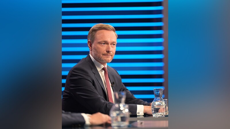 FDP-Spitzenkandidat Christian Lindner sitzt in einem Wahlstudio des ZDF bei der "Berliner Runde" zur Bundestagswahl.