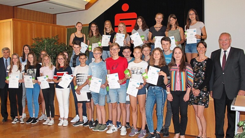 Die Konrad-Adenauer-Realschule ist stark vertreten: 29 Schüler erhalten die Ehrenamts-Zeugnisse.
