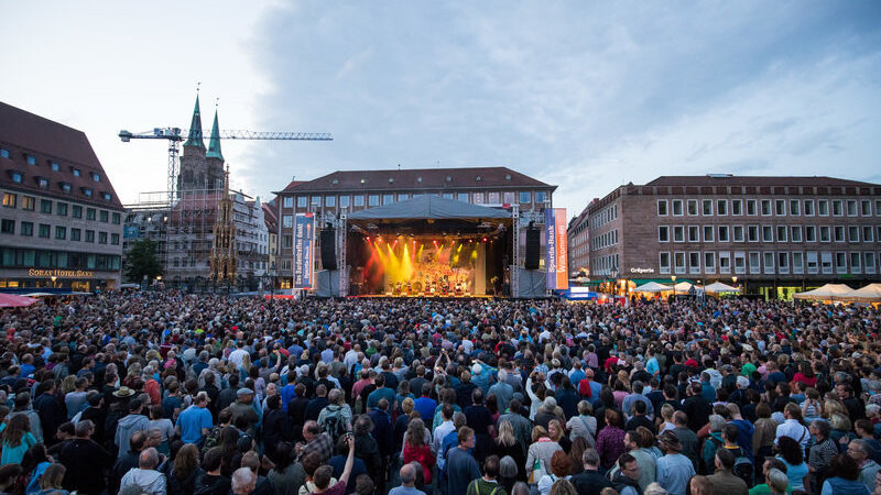 Blick auf die Hauptbühne des Bardentreffens in Nürnberg im Jahr 2017. Nach zwei Jahren Coronapause wollen die meisten Festivals in Bayern 2022 wieder gewohnte Festivalstimmung verbreiten.