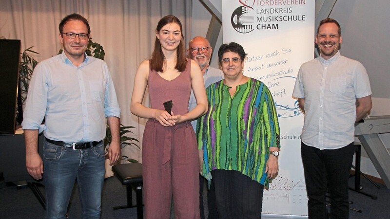 Katharina Salzberger bekam den diesjährigen Ehrenpreis des Fördervereins der Landkreismusikschule aus den Händen von Dr. Hartmut Holzinger. Gratulanten waren Bürgermeister Martin Stoiber und Musikschulleiter Andreas Stögmüller sowie ihre Klavierlehrerin Wibke Luft.