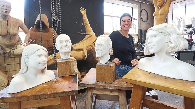 Martina Kreitmeier zwischen einigen ihrer Skulpturen in ihrer Werkstatt