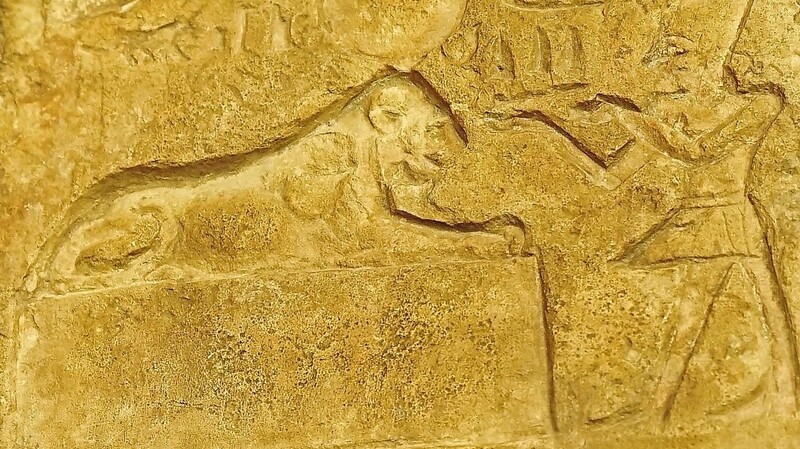 Löwengott-Verehrung auch in römischer Zeit: Das Fragment einer Stele zeigt einen römischen Kaiser (vermutlich Domitian, Herrscher von 81 bis 96 nach Christus), wie er einem Gott Ägyptens Ehre bezeugt.