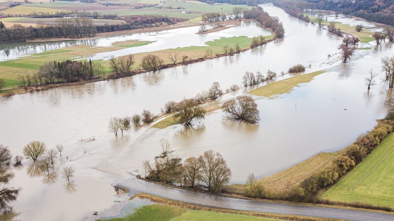 Im Landkreis Kelheim sorgte die Donau bereits am Dienstag für Überschwemmungen. Über Nacht wurde auch die Meldestufe 3 überschritten.