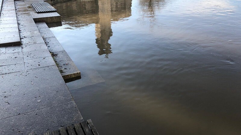 Die Donau in Straubing am Dienstagnachmittag. Am Mittwoch soll der Pegel hier noch weiter steigen. Wirklich dramatisch soll die Lage laut Prognosen aber nicht werden.