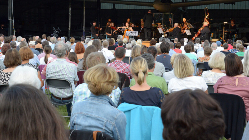 Publikum und Kammerorchester beim ausverkauften Jubiläumskonzert.