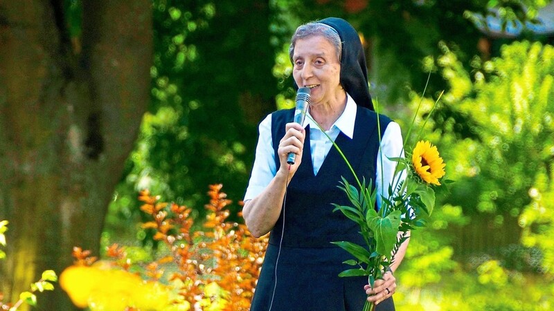 Schwester M. Rosina Ernst lebt seit 40 Jahren in Schierling, wo sie und die Schwesterngemeinschaft höchste Wertschätzung genießen, sowohl wegen ihres Wirkens als auch aufgrund ihres persönlichen Engagements.