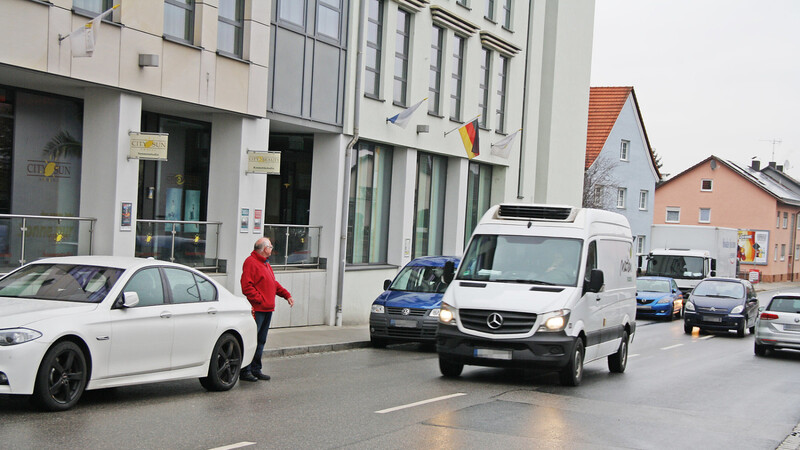 Für problematisch hält Gerhard Kietzer das Parken in der Schulstraße, denn dort muss der Verkehr fast immer auf die Gegenfahrbahn ausweichen. Zudem ist die Beschilderung auf dieser Straßenseite fehlerhaft.