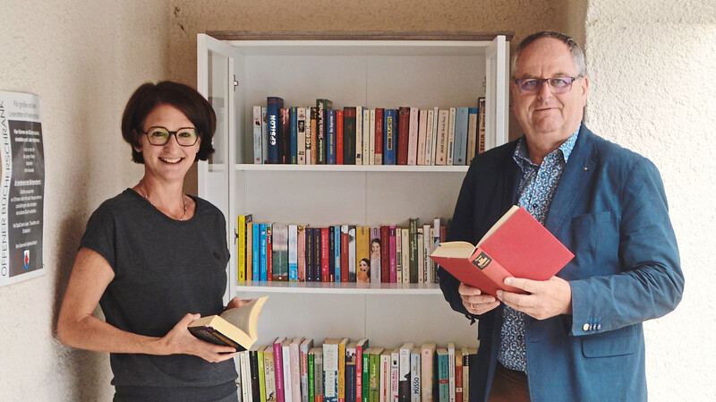 Gemeinderätin Schanzer und Bürgermeister Klaus freuen sich über den neuen "Offenen Bücherschrank".
