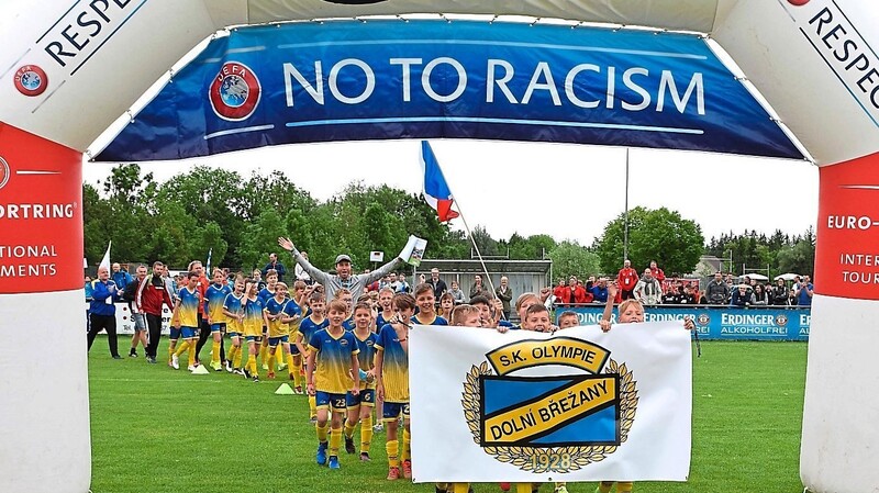 Der Einzug der Mannschaften beim Isar-Cup im Juni 2019 auf dem Gelände des FC Moosburg.