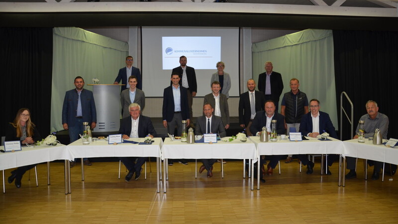 Arbeitsgespräch in Niederwinkling mit Minister Thorsten Glauber (sitzend, 3. v. l.) auf Einladung von Bürgermeister und Bezirksrat Ludwig Waas (links daneben) sowie Mandatsträgern und Behörden- und Verbandsvertretern.