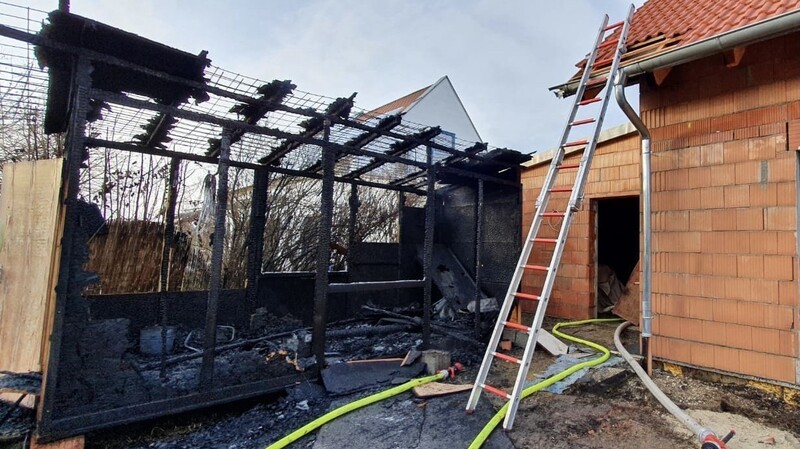 Für den Geräteschuppen kam die Rettung zu spät - die Feuerwehr konnte aber verhindern, dass der Brand auf das benachbarte Wohnhaus übergriff.