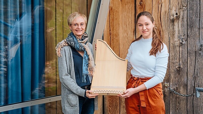 Lesenswert: Musiklehrerin Uschi Plank (links) gab Volontärin Isabella Vogl einen Crashkurs an der Veeh-Harfe.