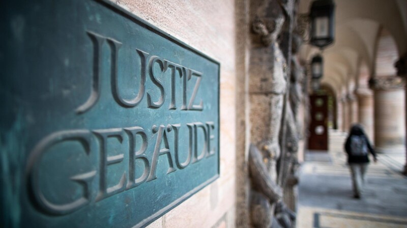 Ein Schild mit der Aufschrift "Justizgebäude" hängt am Eingang vom Landgericht Nürnberg-Fürth. (zu dpa: "Mann nach Streit totgeprügelt: 40-Jähriger vor Gericht") +++ dpa-Bildfunk +++