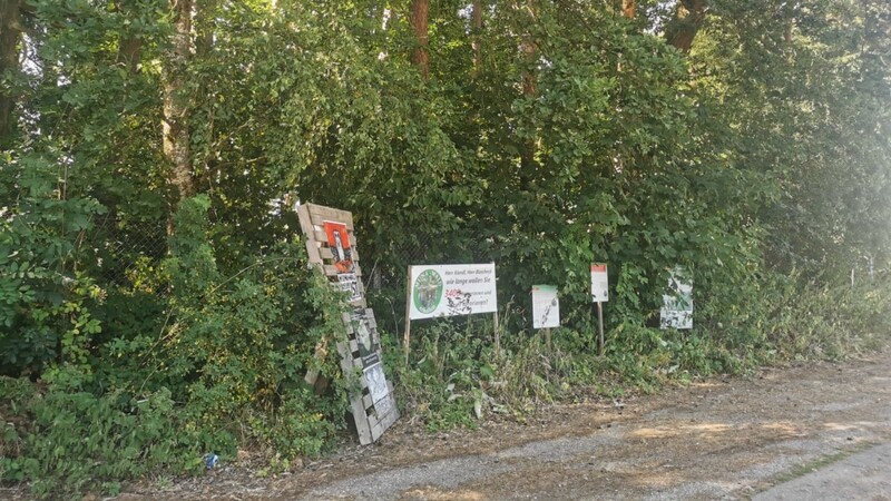 Am Schierlinger Munator hatten die Munawaldfreunde zehn Plakate und Tafeln aufgestellt, um für ihr Anliegen zu werben. Diese wurden von bislang Unbekannten entfernt.