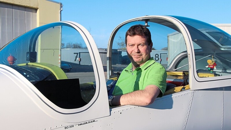 Bernhard Drummer in einer Bölkow Monsun, einem Ausbildungsflugzeug des Verbandes, kurz nach der Landung. Seit Februar ist der 48-Jährige der neue Präsident des Luftsportverbands Bayern.