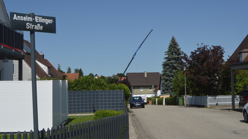 Seitlich der Landshuter Straße findet man in der angrenzenden Siedlung die Anselm-Ellinger-Straße.