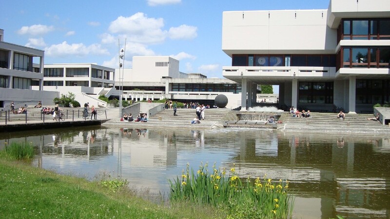 Der Campus der Universität Regensburg war die letzten drei Semester lang überwiegend verwaist. Am Montag wird er sich wieder mit Leben füllen ? ebenso wie jene der anderen Hochschulen in Ostbayern.