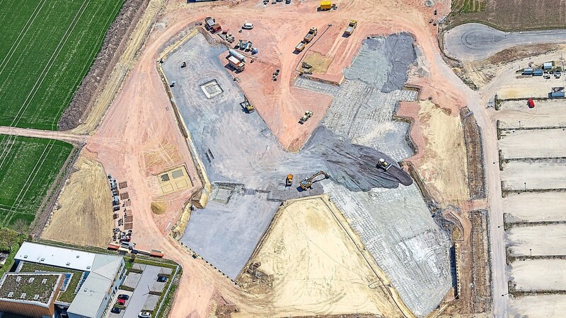 Luftbild von der Baustelle des neuen Landratsamtes Landshut in Essenbach. Die Flügelform ist bereits erkennbar.